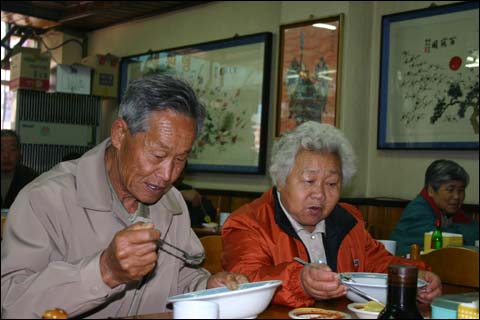 자장면 집에서 만난 노부부의 다정한 모습으로 요즘 찾아보기 힘든 장면이다. 